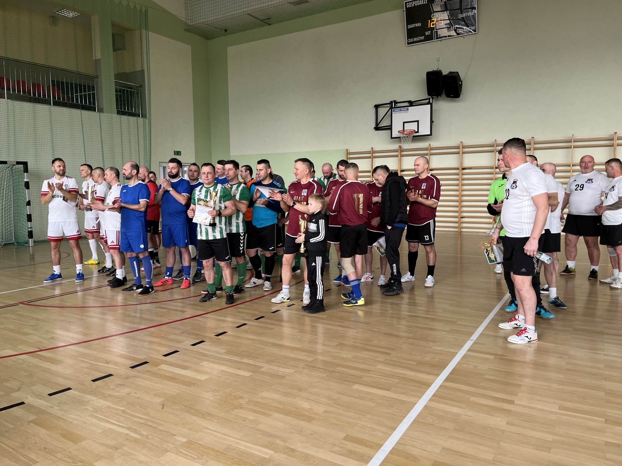 Obraz przedstawiający Huragan Basznia Dolna triumfuje w turnieju Old Boyów o Puchar Wójta Gminy Lubaczów