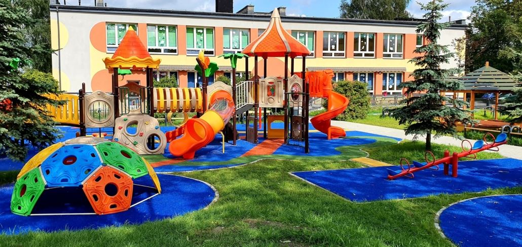 Obraz przedstawiający Plac zabaw na osiedle mieszkaniowe – co powinien zawierać? Poradnik producenta Dr Spil