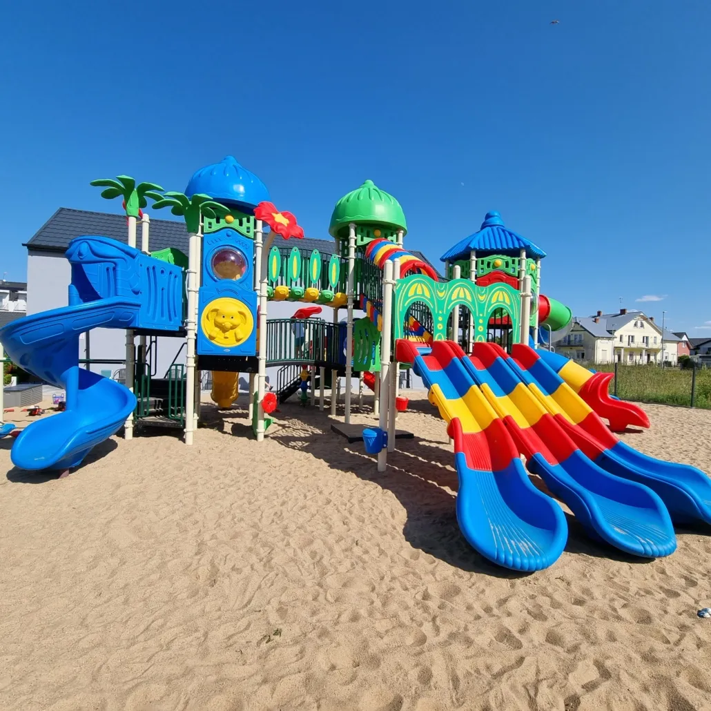 Obraz przedstawiający Plac zabaw na osiedle mieszkaniowe – co powinien zawierać? Poradnik producenta Dr Spil