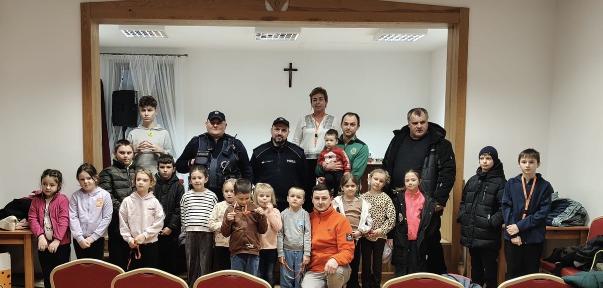 Obraz przedstawiający Policjanci z Narola odwiedzili uczestników półkolonii