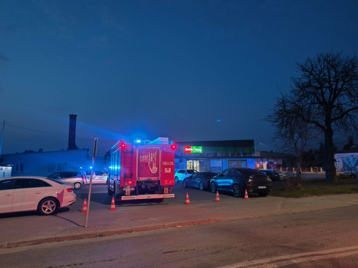 Obraz przedstawiający Ewakuacja sklepu w Lubaczowie. Służby na miejscu po znalezieniu podejrzanego pakunku