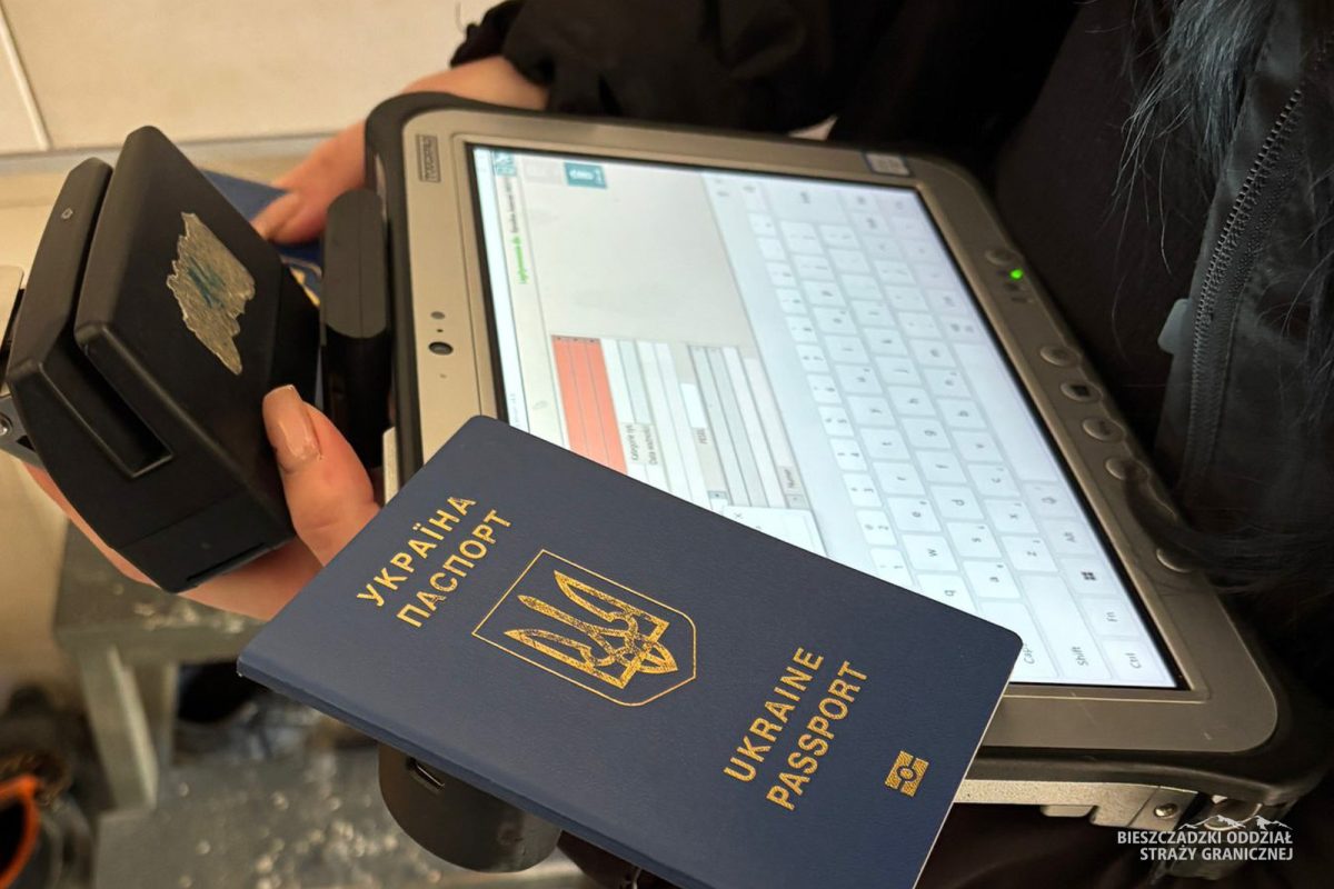 Obraz przedstawiający Straż Graniczna i Policja w akcji. Zatrzymano 37 poszukiwanych osób