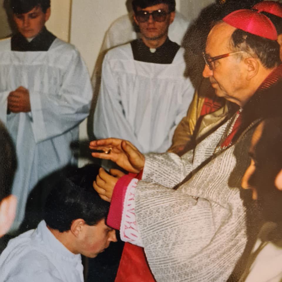 Obraz przedstawiający 35 lat kapłańskiej drogi ks. Andrzeja Stopyry