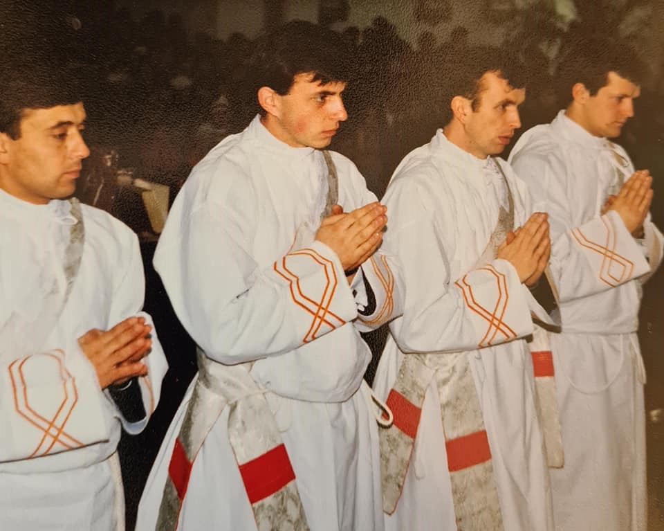 Obraz przedstawiający 35 lat kapłańskiej drogi ks. Andrzeja Stopyry