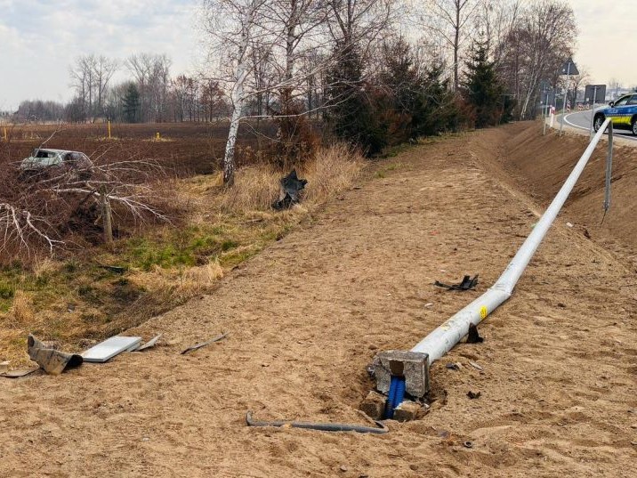 Obraz przedstawiający Groźny wypadek w Ryszkowej Woli. Kierowca z powiatu lubaczowskiego trafił do szpitala [ZDJĘCIA]