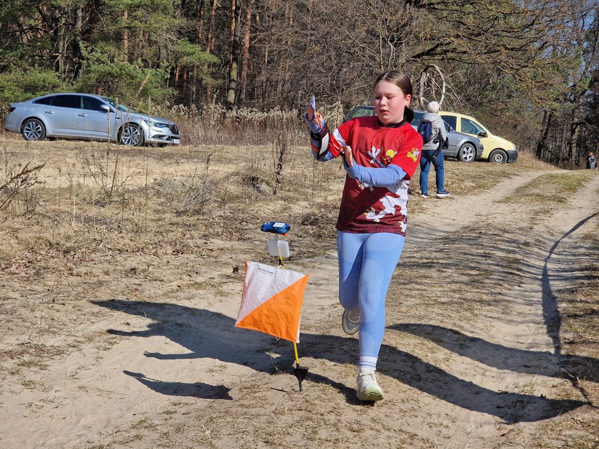 Obraz przedstawiający Biegacze przywitali wiosnę w lesie Niwki. Ponad setka zawodników na starcie
