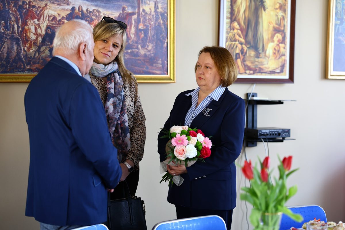 Obraz przedstawiający Barbara Broź z wizytą u seniorów. Dzień Kobiet w lubaczowskim kole PZERiI