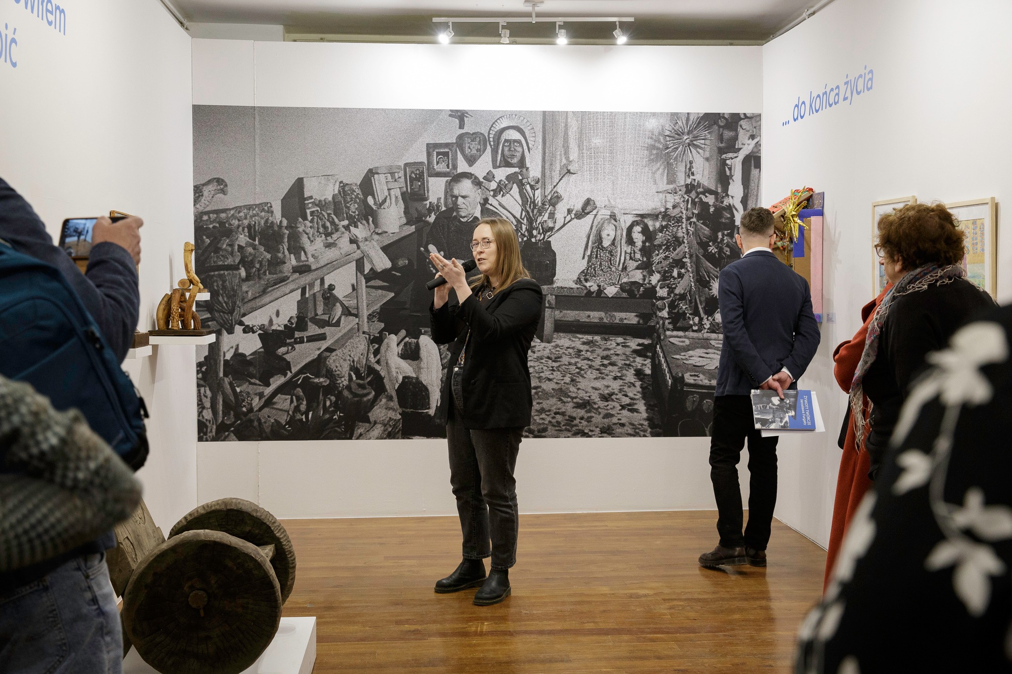 Obraz przedstawiający Finisaż wystawy Jarosława Furgały w Muzeum Kresów w Lubaczowie