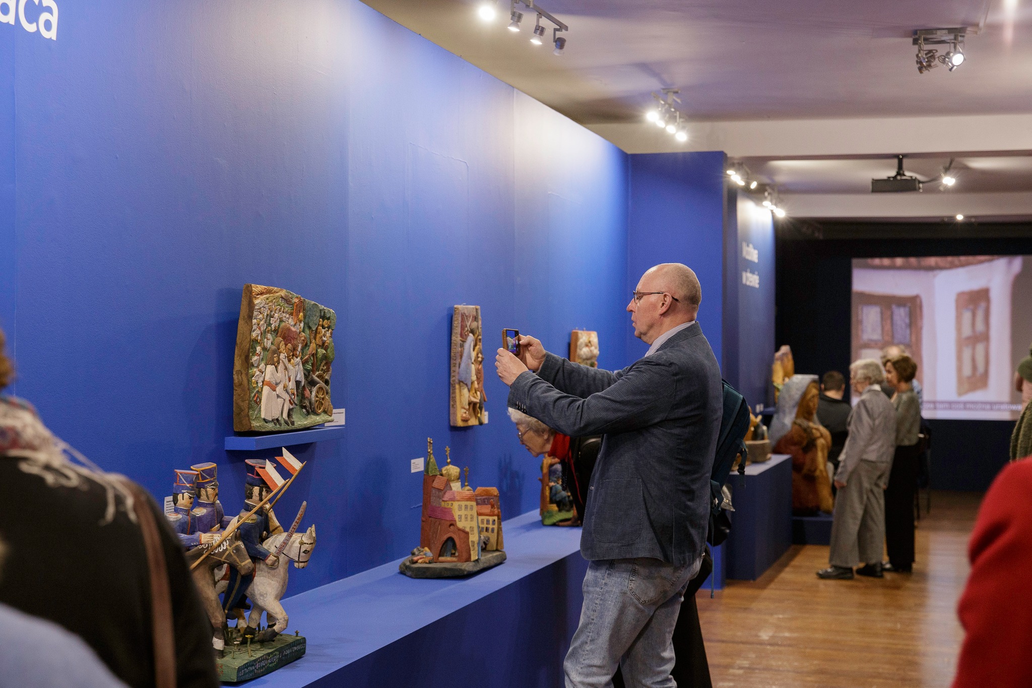 Obraz przedstawiający Finisaż wystawy Jarosława Furgały w Muzeum Kresów w Lubaczowie