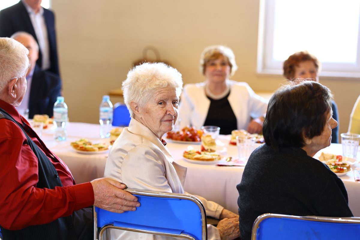 Obraz przedstawiający Barbara Broź z wizytą u seniorów. Dzień Kobiet w lubaczowskim kole PZERiI