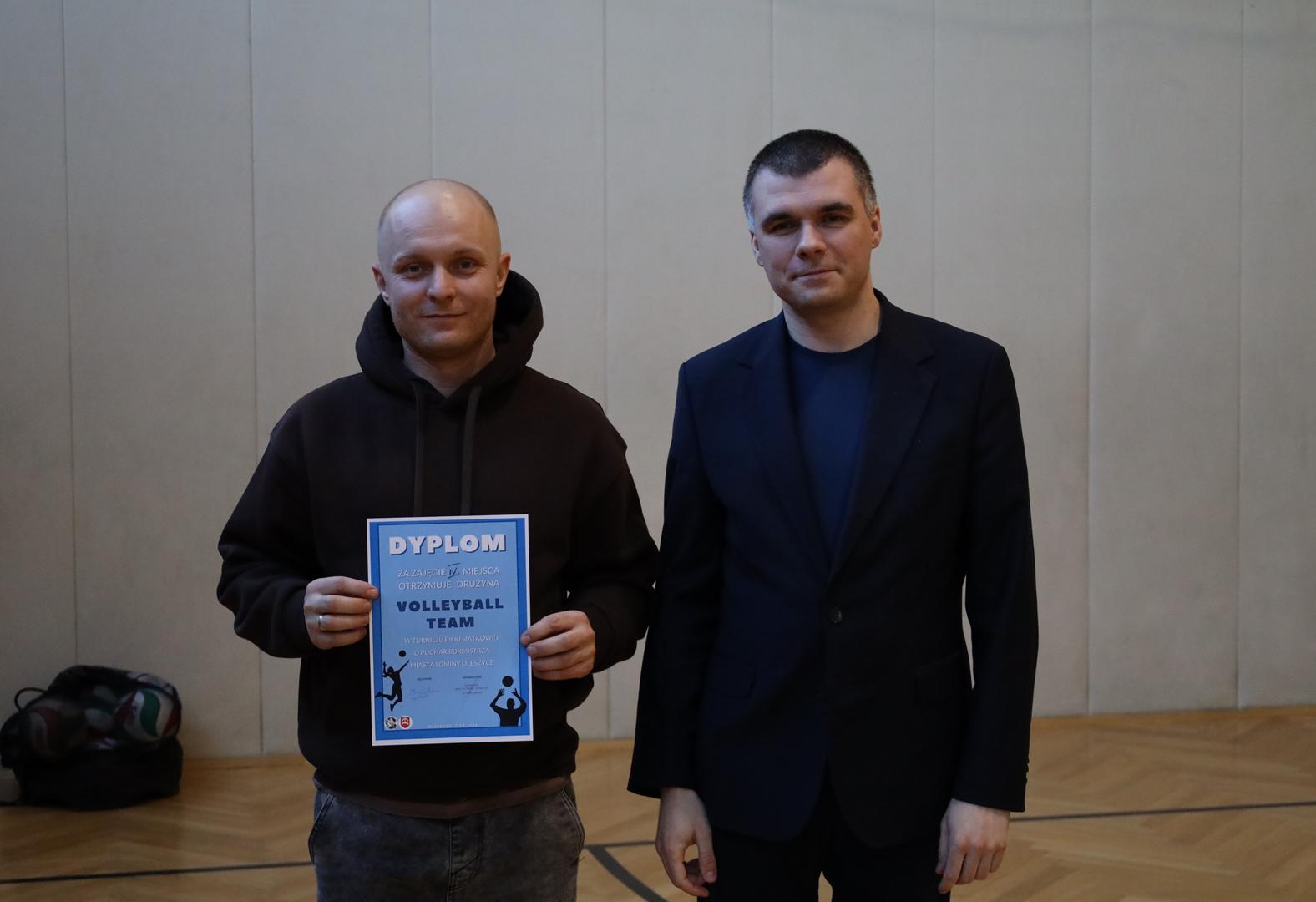 Obraz przedstawiający Siatkarskie emocje w Oleszycach. Znamy zwycięzców turnieju o puchar burmistrza