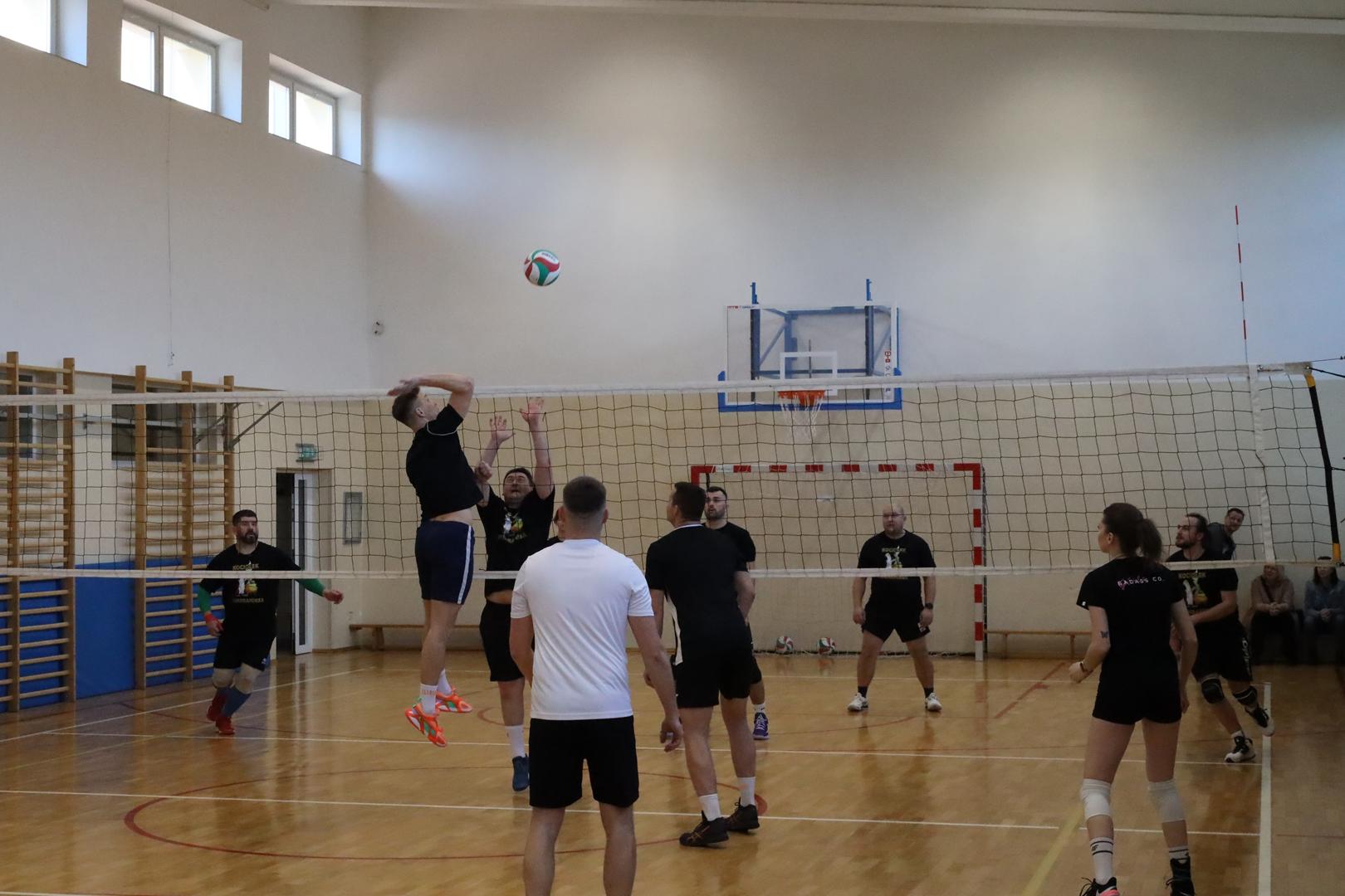 Obraz przedstawiający Siatkarskie emocje w Oleszycach. Znamy zwycięzców turnieju o puchar burmistrza