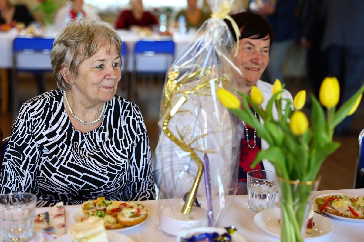 Obraz przedstawiający Barbara Broź z wizytą u seniorów. Dzień Kobiet w lubaczowskim kole PZERiI