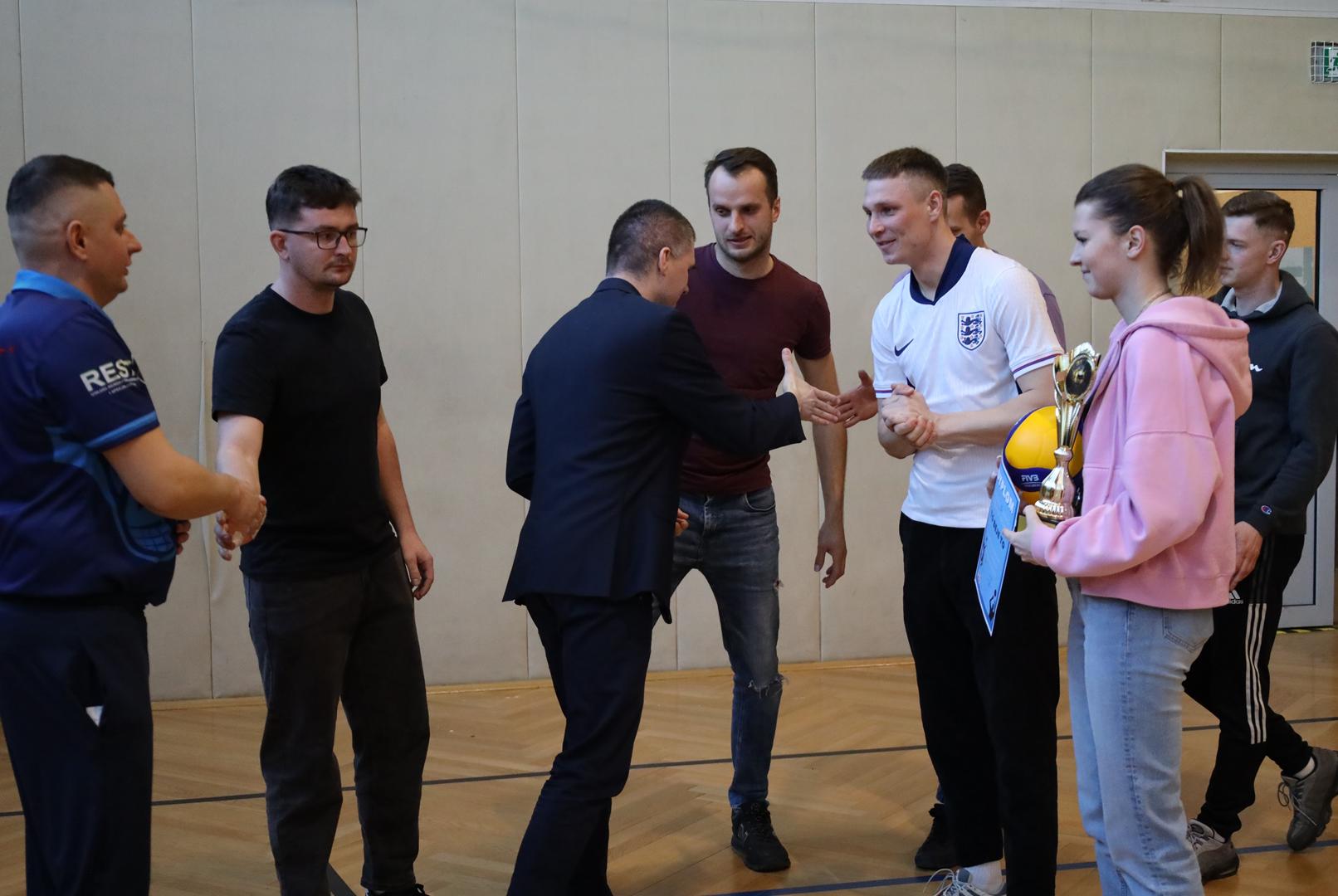 Obraz przedstawiający Siatkarskie emocje w Oleszycach. Znamy zwycięzców turnieju o puchar burmistrza