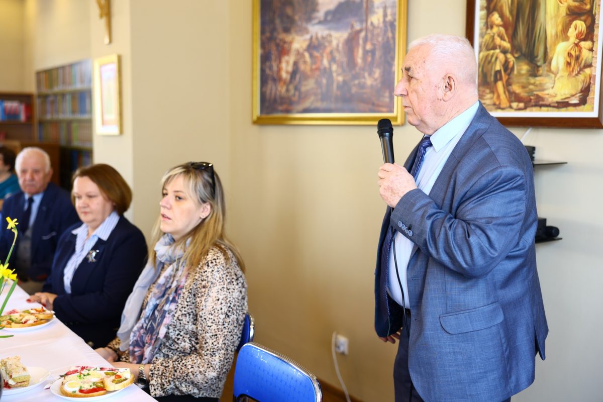 Obraz przedstawiający Barbara Broź z wizytą u seniorów. Dzień Kobiet w lubaczowskim kole PZERiI