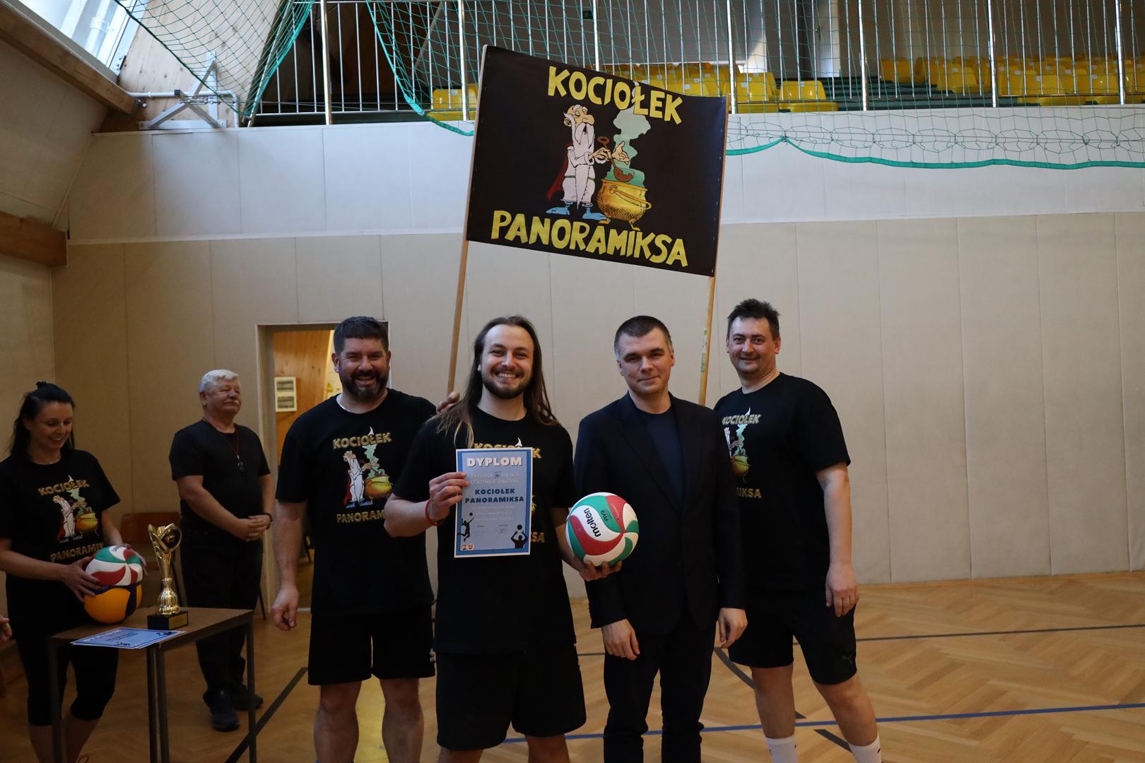 Obraz przedstawiający Siatkarskie emocje w Oleszycach. Znamy zwycięzców turnieju o puchar burmistrza
