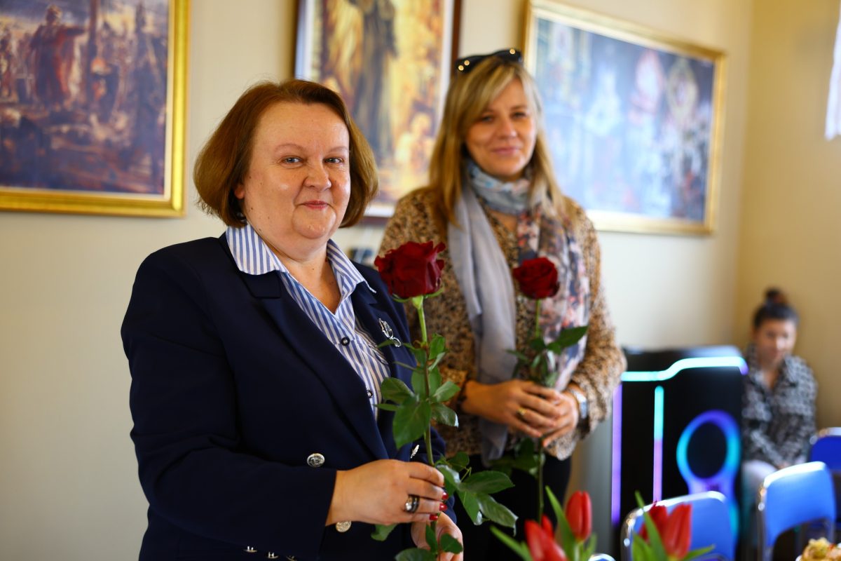 Obraz przedstawiający Barbara Broź z wizytą u seniorów. Dzień Kobiet w lubaczowskim kole PZERiI