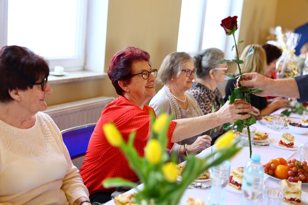 Obraz przedstawiający Barbara Broź z wizytą u seniorów. Dzień Kobiet w lubaczowskim kole PZERiI
