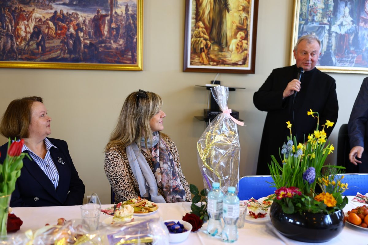 Obraz przedstawiający Barbara Broź z wizytą u seniorów. Dzień Kobiet w lubaczowskim kole PZERiI