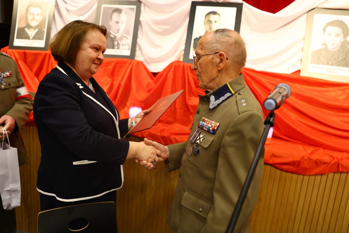 Obraz przedstawiający Żywa lekcja historii w Lubaczowie. Poruszające spotkanie z por. Franciszkiem Batorym