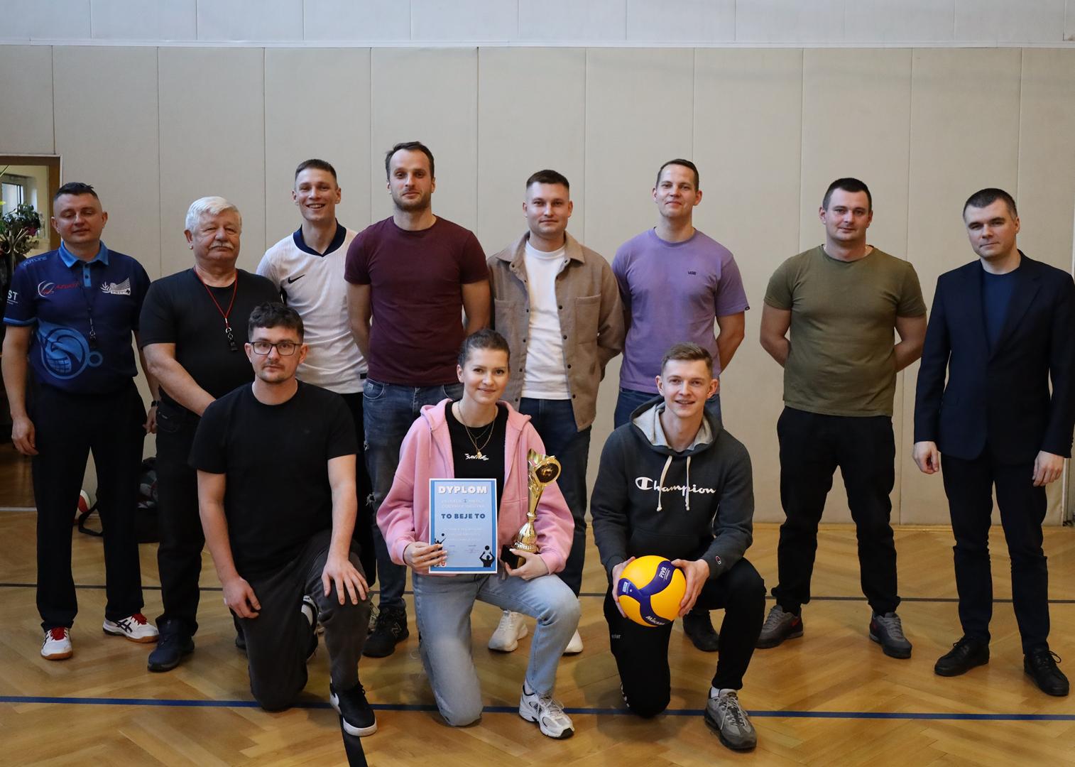 Obraz przedstawiający Siatkarskie emocje w Oleszycach. Znamy zwycięzców turnieju o puchar burmistrza