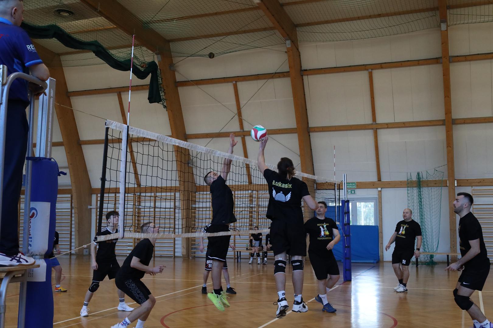 Obraz przedstawiający Siatkarskie emocje w Oleszycach. Znamy zwycięzców turnieju o puchar burmistrza