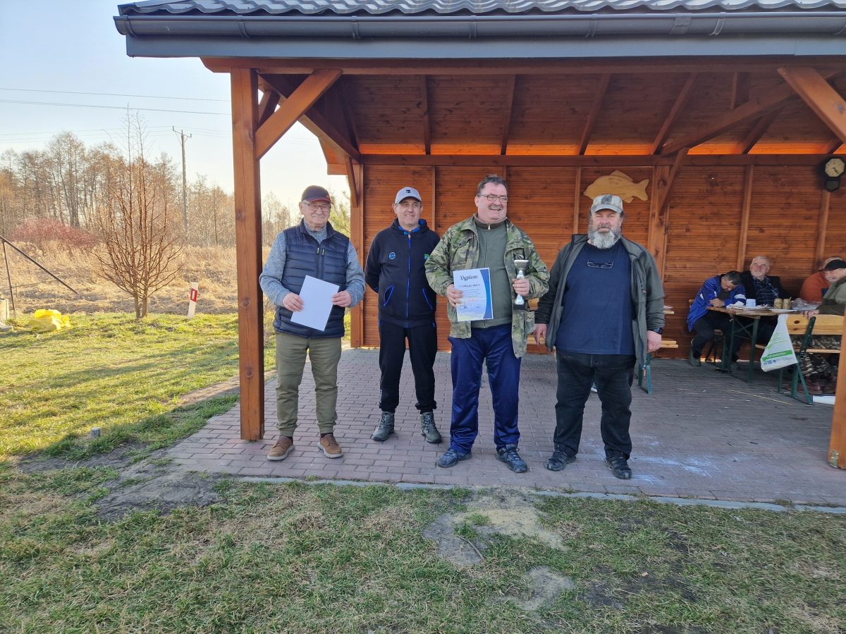 Obraz przedstawiający Wędkarskie otwarcie sezonu: Jarosław Prus i Łukasz Krajewski z Pucharem Prezesa