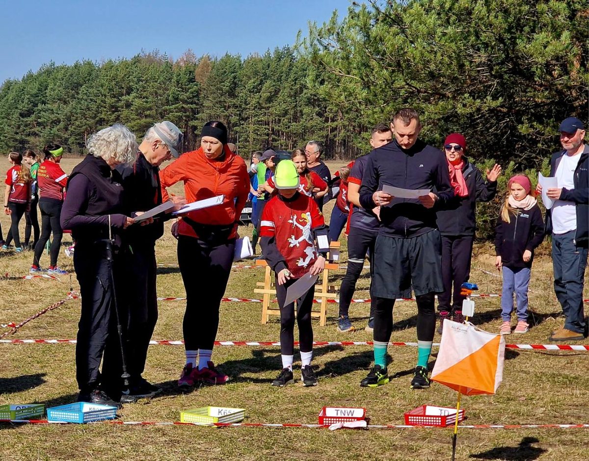 Obraz przedstawiający Biegacze przywitali wiosnę w lesie Niwki. Ponad setka zawodników na starcie