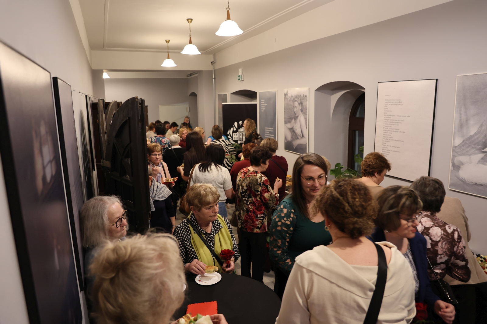 Obraz przedstawiający Gminny Dzień Kobiet w Horyńcu-Zdroju. Muzyczne życzenia dla pań