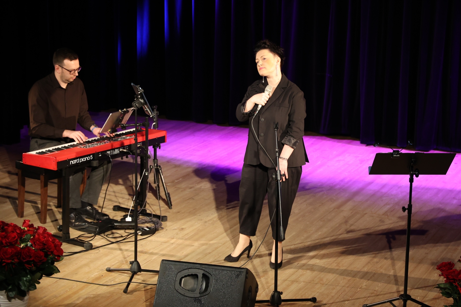 Obraz przedstawiający Gminny Dzień Kobiet w Horyńcu-Zdroju. Muzyczne życzenia dla pań