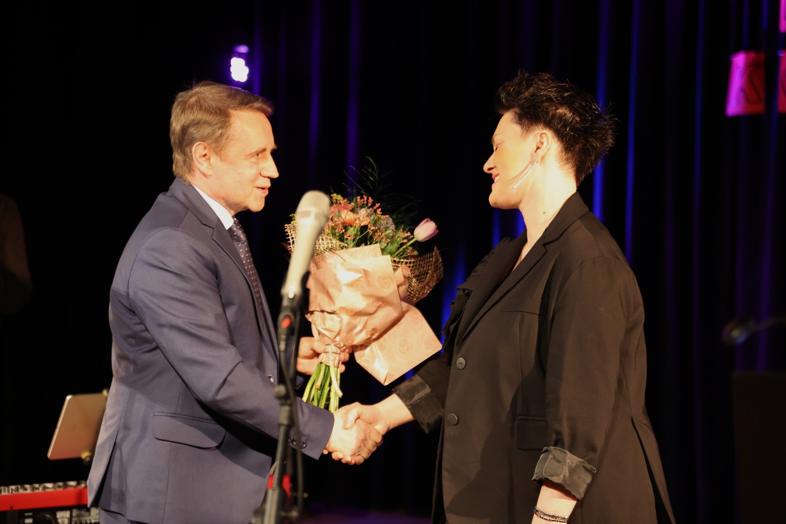 Obraz przedstawiający Gminny Dzień Kobiet w Horyńcu-Zdroju. Muzyczne życzenia dla pań