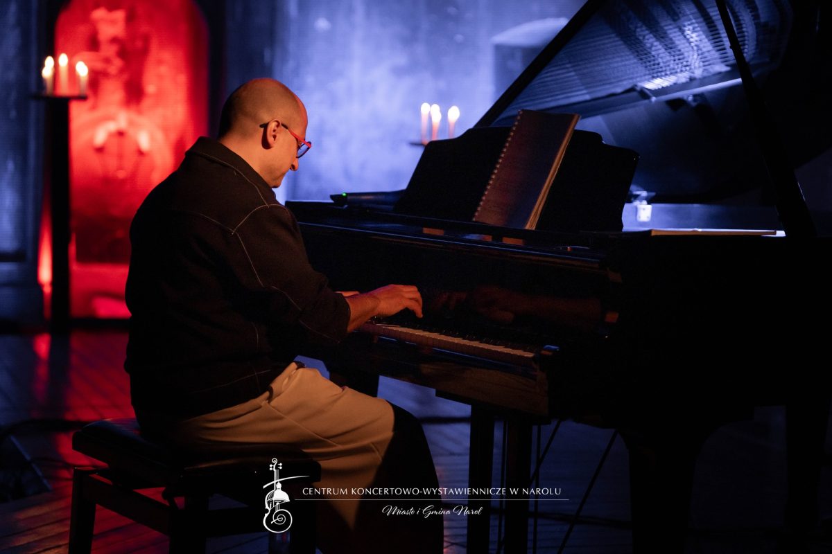 Obraz przedstawiający Muzyczna magia w Narolu. Manuel Fernandez zachwycił publiczność