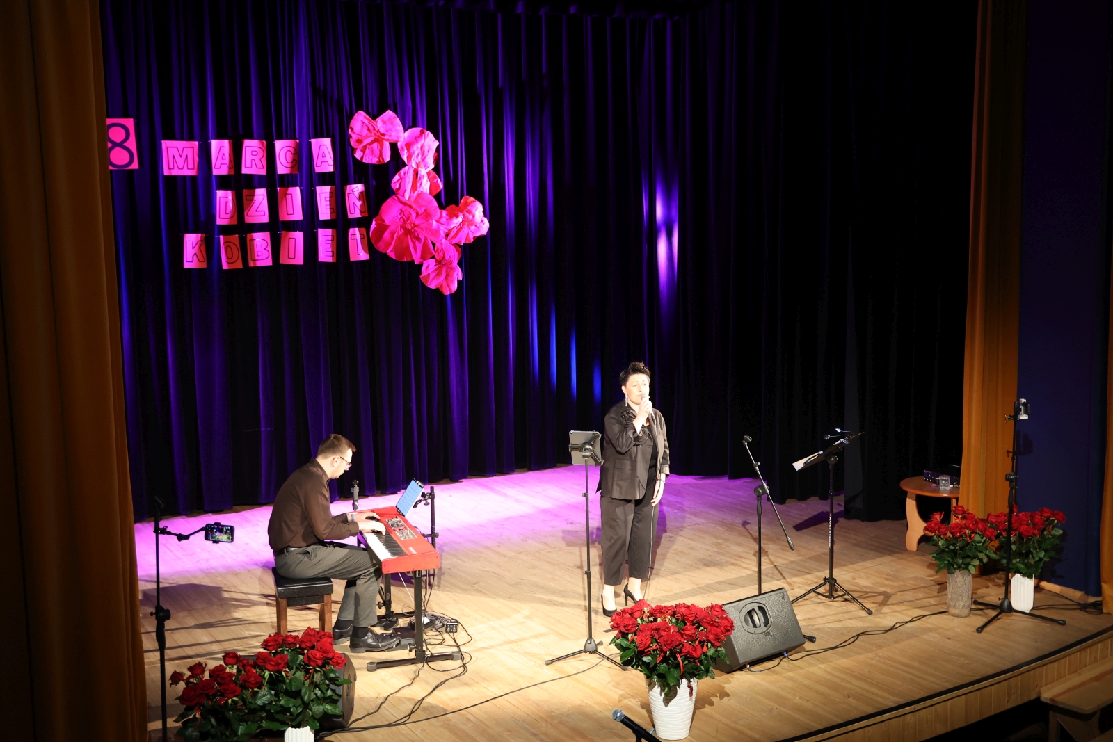 Obraz przedstawiający Gminny Dzień Kobiet w Horyńcu-Zdroju. Muzyczne życzenia dla pań