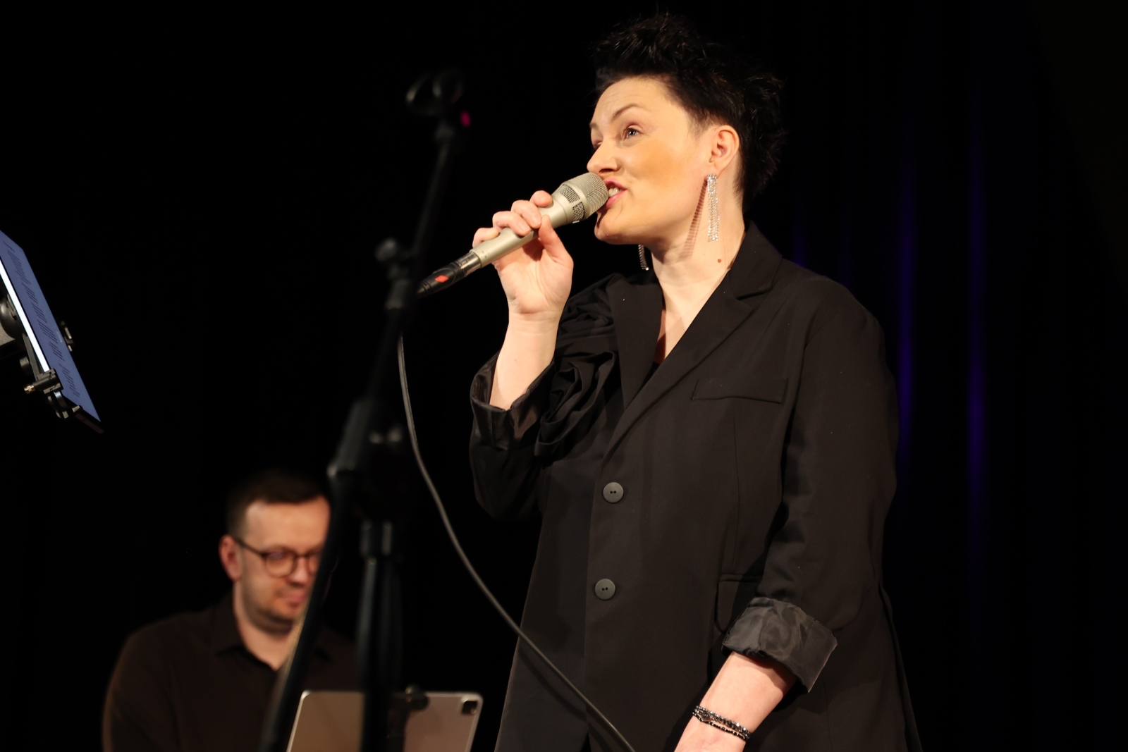 Obraz przedstawiający Gminny Dzień Kobiet w Horyńcu-Zdroju. Muzyczne życzenia dla pań