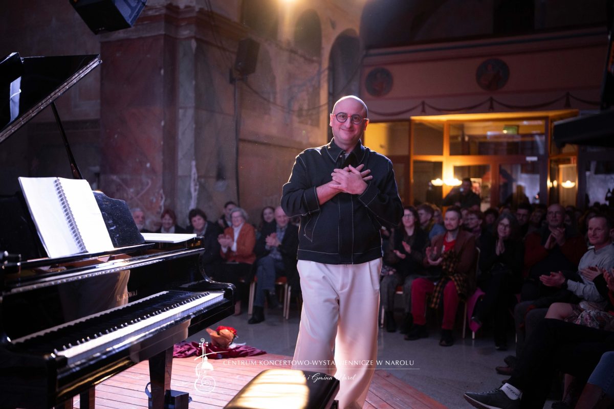 Obraz przedstawiający Muzyczna magia w Narolu. Manuel Fernandez zachwycił publiczność