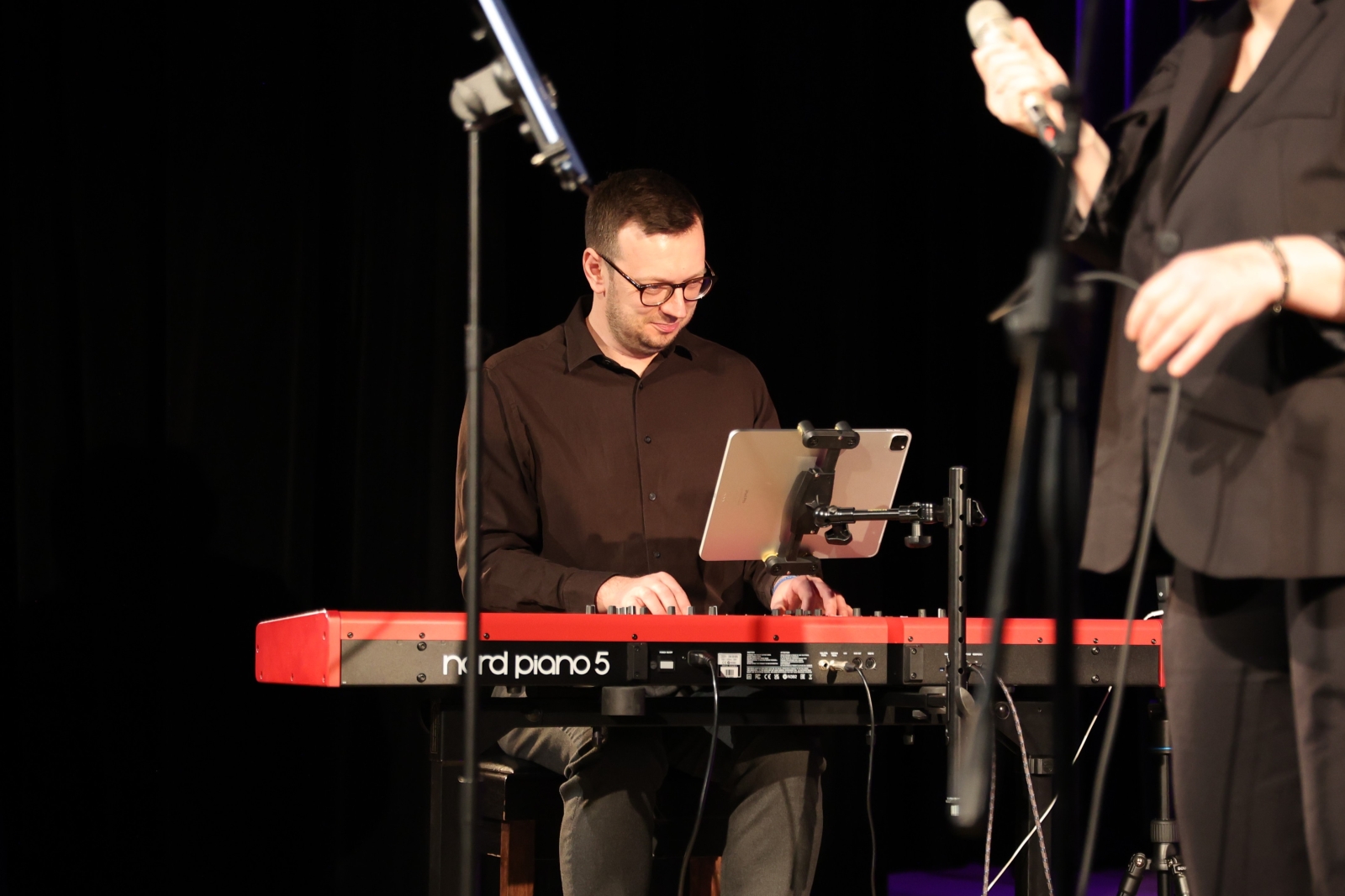 Obraz przedstawiający Gminny Dzień Kobiet w Horyńcu-Zdroju. Muzyczne życzenia dla pań