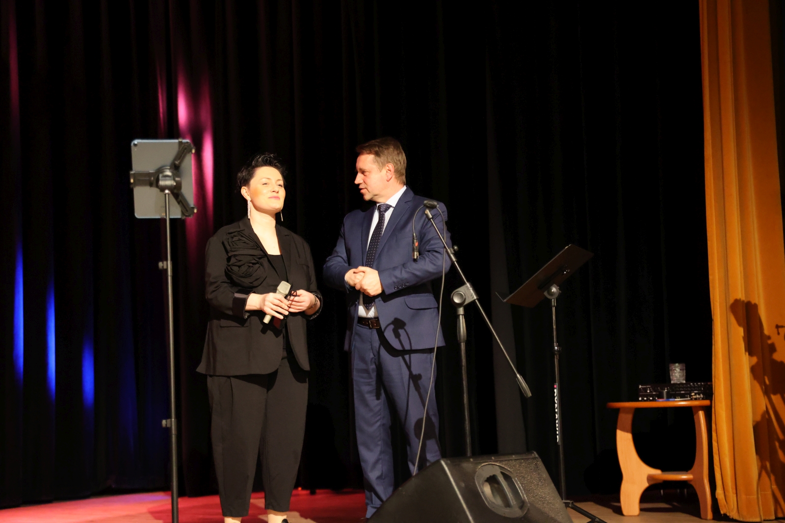 Obraz przedstawiający Gminny Dzień Kobiet w Horyńcu-Zdroju. Muzyczne życzenia dla pań