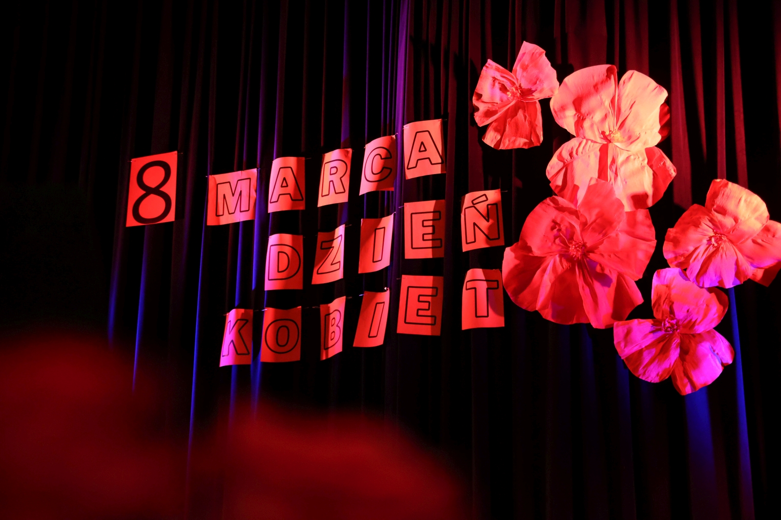 Obraz przedstawiający Gminny Dzień Kobiet w Horyńcu-Zdroju. Muzyczne życzenia dla pań