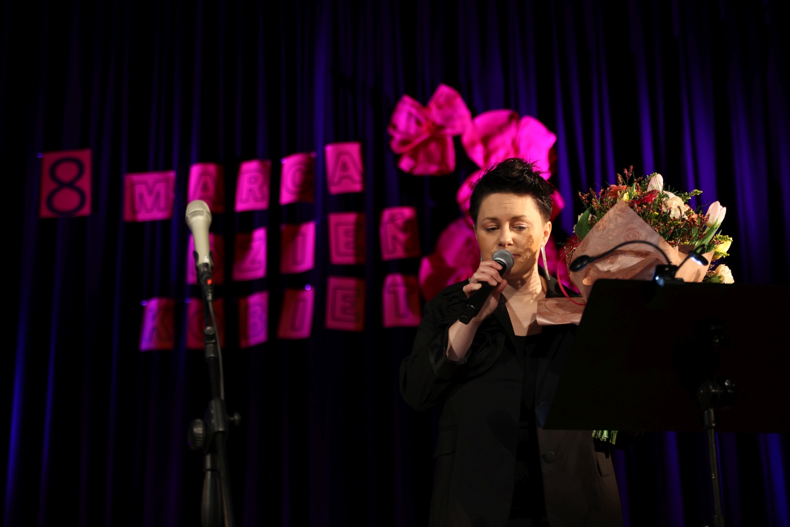 Obraz przedstawiający Gminny Dzień Kobiet w Horyńcu-Zdroju. Muzyczne życzenia dla pań