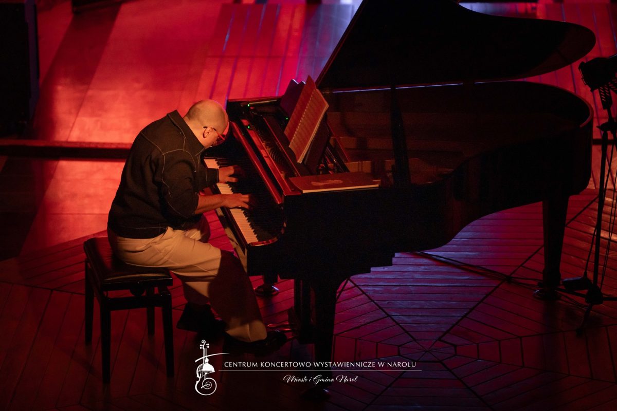 Obraz przedstawiający Muzyczna magia w Narolu. Manuel Fernandez zachwycił publiczność