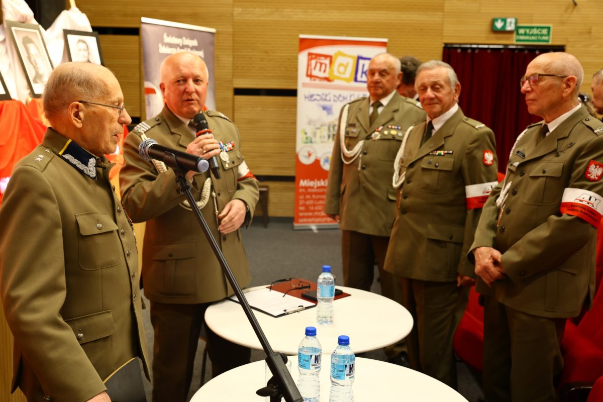 Obraz przedstawiający Żywa lekcja historii w Lubaczowie. Poruszające spotkanie z por. Franciszkiem Batorym