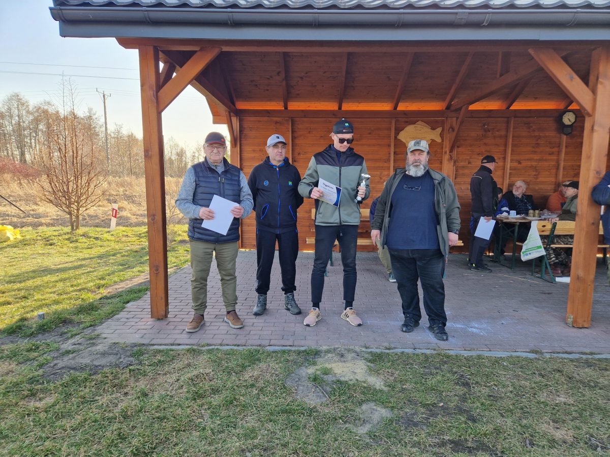 Obraz przedstawiający Wędkarskie otwarcie sezonu: Jarosław Prus i Łukasz Krajewski z Pucharem Prezesa