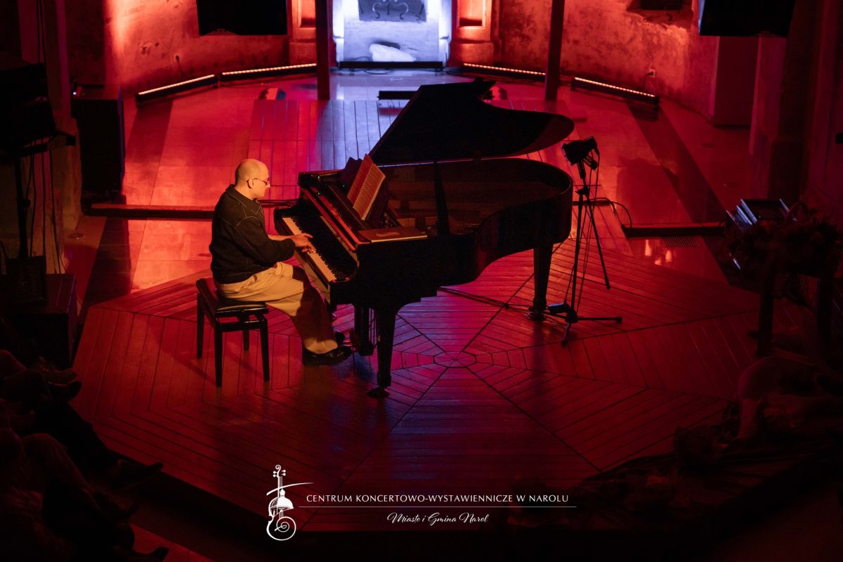 Obraz przedstawiający Muzyczna magia w Narolu. Manuel Fernandez zachwycił publiczność