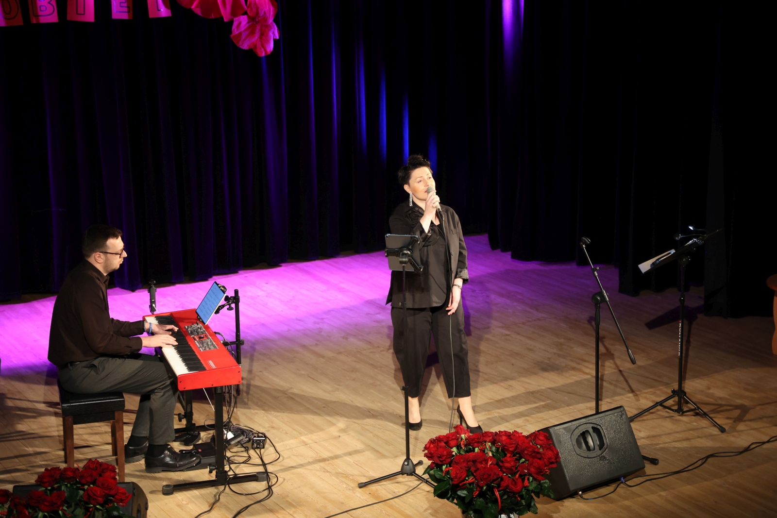 Obraz przedstawiający Gminny Dzień Kobiet w Horyńcu-Zdroju. Muzyczne życzenia dla pań