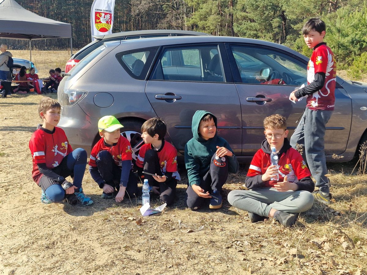Obraz przedstawiający Biegacze przywitali wiosnę w lesie Niwki. Ponad setka zawodników na starcie