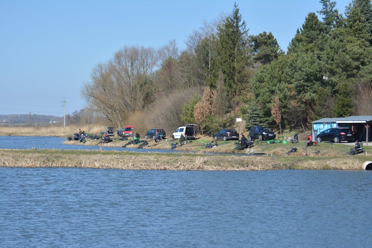 Obraz przedstawiający Wędkarskie otwarcie sezonu: Jarosław Prus i Łukasz Krajewski z Pucharem Prezesa