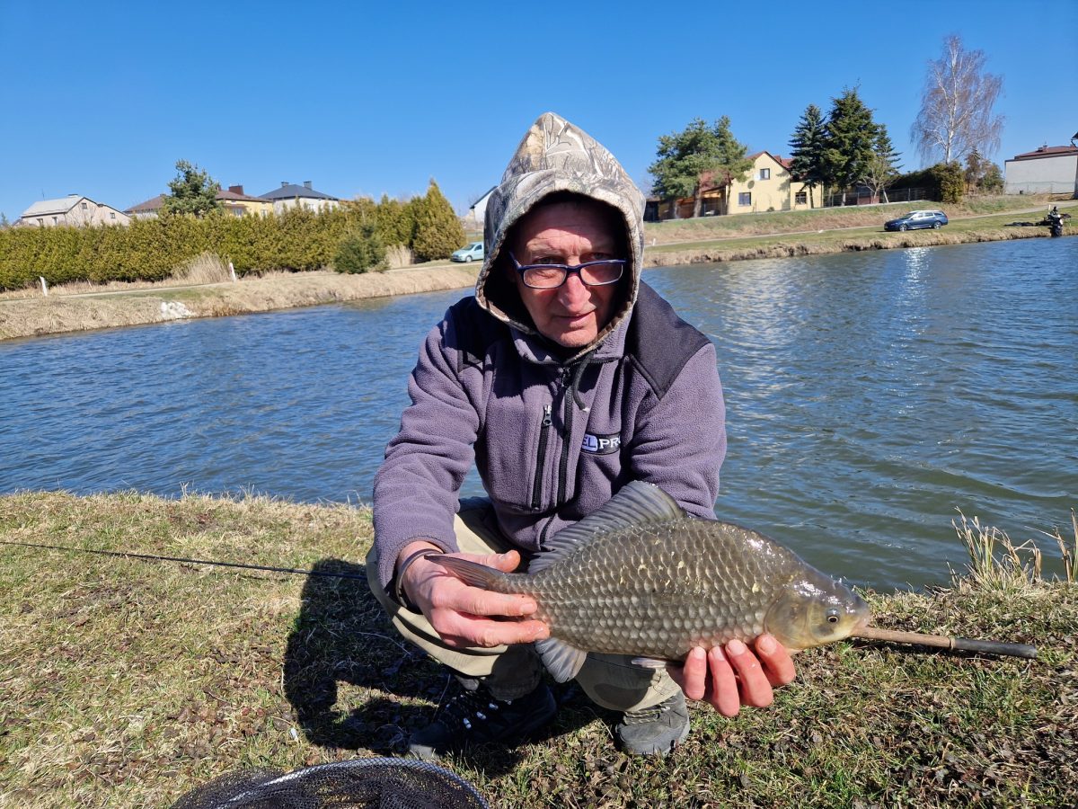 Obraz przedstawiający Wędkarskie otwarcie sezonu: Jarosław Prus i Łukasz Krajewski z Pucharem Prezesa