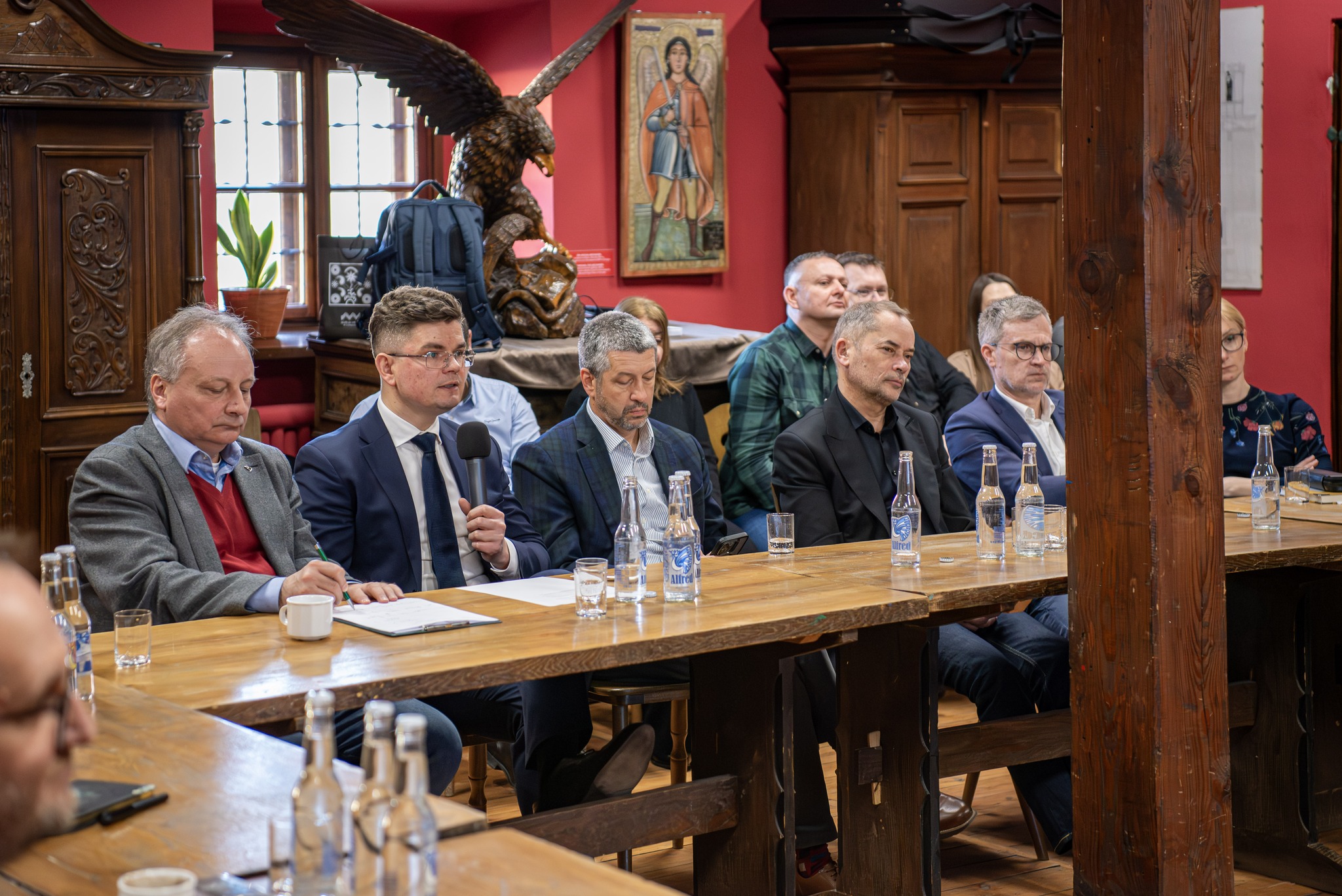 Obraz przedstawiający Rozmawiali o przyszłości i tożsamości Muzeum Kresów w Lubaczowie