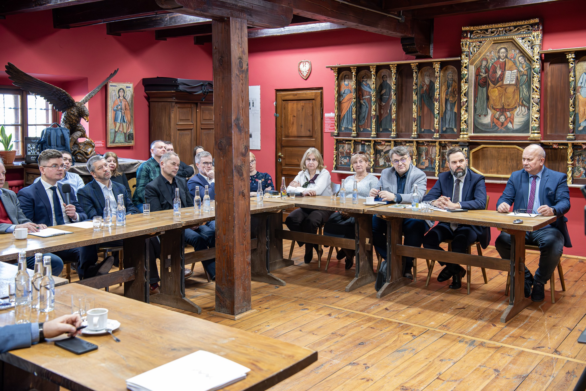 Obraz przedstawiający Rozmawiali o przyszłości i tożsamości Muzeum Kresów w Lubaczowie