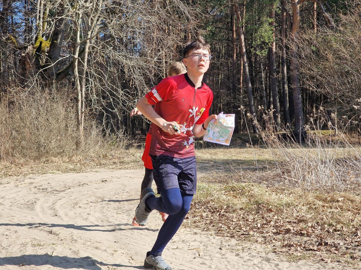 Obraz przedstawiający Biegacze przywitali wiosnę w lesie Niwki. Ponad setka zawodników na starcie